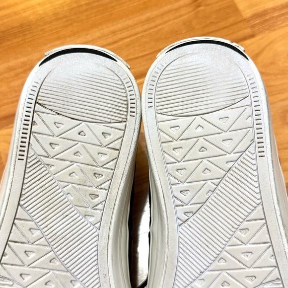 G by Guess GGBACKER2 Women’s Black with Gold Logo Accents Size 7.5M - Picture 11 of 11